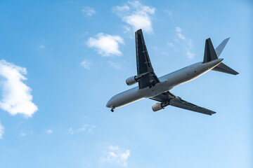 Fototapeta na wymiar 青空に飛んでいる飛行機　ビジネスに成功したイメージ　ビジネス出張