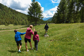 famiglia in montagna bambini all'aria aperta camminata sport benessere 