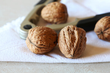 Alcune noci su fondo chiaro, dettagli in primo piano