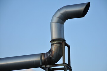 工場の太い廃棄パイプ