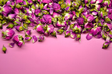 Fototapeta premium Dried pink roses. Beautiful pink flowers. Herbal plant. Dry pink rosebuds background.