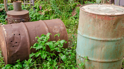 Fototapeta na wymiar the barrels rusted lot
