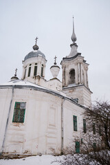 Obraz premium White stone church on the cold winter 