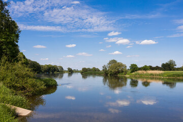 Fototapeta na wymiar Fluss Weser in Petershagen im Mai