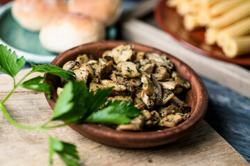 cooked mushrooms with garlic and parsley