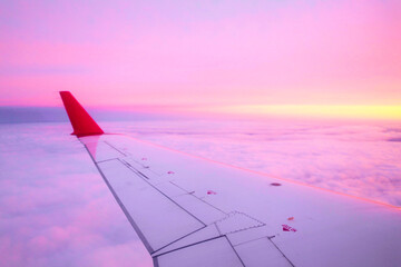 ailes d'avion et couché de soleil