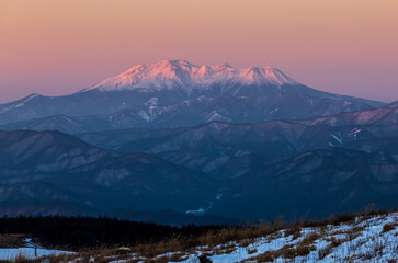 冬の霧ヶ峰高原から夜明けの御嶽山モルゲンロート