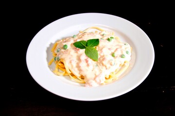 Massa bolonhesa dos espaguetes com molho de tomate, filé de carne, filé frango, vegetais, legumes e carne triturada.
