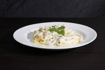 Massa bolonhesa dos espaguetes com molho de tomate, filé de carne, filé frango, vegetais, legumes...