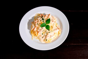 Massa bolonhesa dos espaguetes com molho de tomate, filé de carne, filé frango, vegetais, legumes...