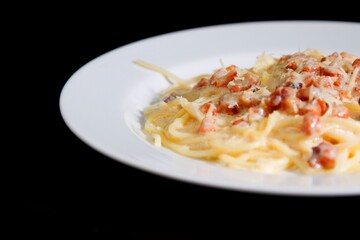 Massa bolonhesa dos espaguetes com molho de tomate, fil&eacute; de carne, fil&eacute; frango, vegetais, legumes e carne triturada.