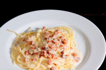 Massa bolonhesa dos espaguetes com molho de tomate, filé de carne, filé frango, vegetais, legumes...