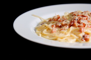 Massa bolonhesa dos espaguetes com molho de tomate, filé de carne, filé frango, vegetais, legumes e carne triturada.