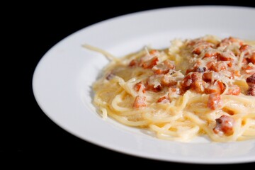 Massa bolonhesa dos espaguetes com molho de tomate, fil&eacute; de carne, fil&eacute; frango, vegetais, legumes e carne triturada.