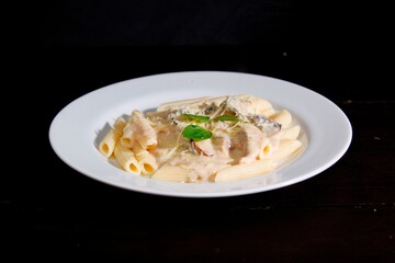 Massa bolonhesa dos espaguetes com molho de tomate, filé de carne, filé frango, vegetais, legumes e carne triturada.