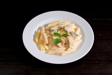 Massa bolonhesa dos espaguetes com molho de tomate, filé de carne, filé frango, vegetais, legumes...