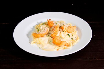 Massa bolonhesa dos espaguetes com molho de tomate, filé de carne, filé frango, vegetais, legumes e carne triturada.