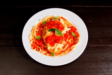 Massa bolonhesa dos espaguetes com molho de tomate, filé de carne, filé frango, vegetais, legumes e carne triturada.