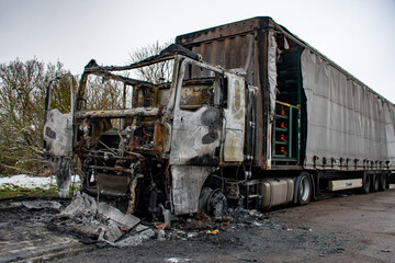 Fototapeta na wymiar Ausgebrannter LKW Lastkraftwagen