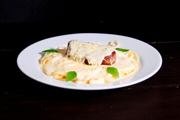Massa bolonhesa dos espaguetes com molho de tomate, filé de carne, filé frango, vegetais, legumes...