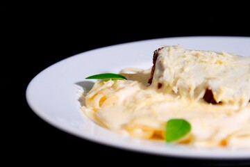 Massa bolonhesa dos espaguetes com molho de tomate, filé de carne, filé frango, vegetais, legumes e carne triturada.