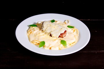 Massa bolonhesa dos espaguetes com molho de tomate, filé de carne, filé frango, vegetais, legumes e carne triturada.