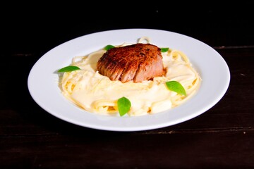 Massa bolonhesa dos espaguetes com molho de tomate, filé de carne, filé frango, vegetais, legumes e carne triturada.