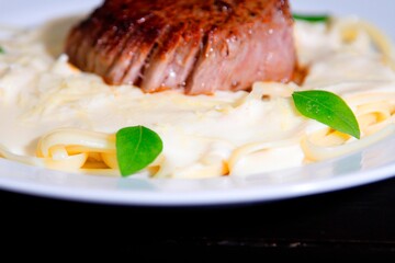 Massa bolonhesa dos espaguetes com molho de tomate, filé de carne, filé frango, vegetais, legumes e carne triturada.