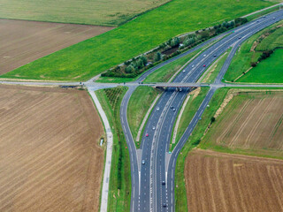 vue aérienne d'un échangeur sur voie rapide à Cléry-en-Vexin dans le Val d'Oise en France