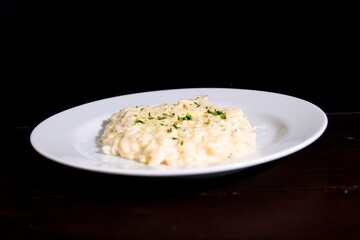 Massa bolonhesa dos espaguetes com molho de tomate, filé de carne, filé frango, vegetais, legumes e carne triturada.