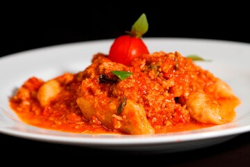 Massa bolonhesa dos espaguetes com molho de tomate, filé de carne, filé frango, vegetais, legumes e carne triturada.