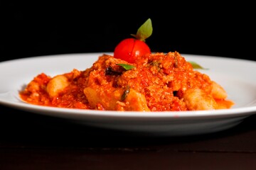 Massa bolonhesa dos espaguetes com molho de tomate, filé de carne, filé frango, vegetais, legumes e carne triturada.