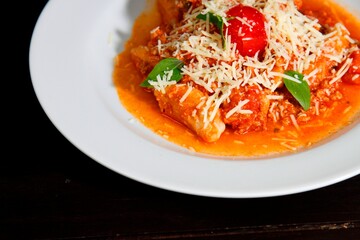 Massa bolonhesa dos espaguetes com molho de tomate, filé de carne, filé frango, vegetais, legumes...