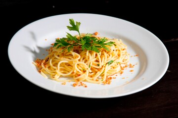 Massa bolonhesa dos espaguetes com molho de tomate, filé de carne, filé frango, vegetais, legumes e carne triturada.