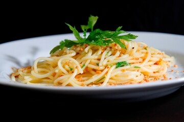 Massa bolonhesa dos espaguetes com molho de tomate, filé de carne, filé frango, vegetais, legumes e carne triturada.