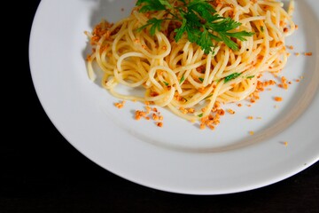 Massa bolonhesa dos espaguetes com molho de tomate, filé de carne, filé frango, vegetais, legumes e carne triturada.