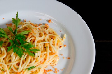 Massa bolonhesa dos espaguetes com molho de tomate, filé de carne, filé frango, vegetais, legumes...