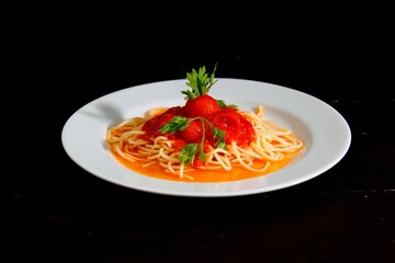 Massa bolonhesa dos espaguetes com molho de tomate, filé de carne, filé frango, vegetais, legumes e carne triturada.