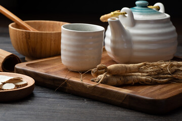 Ginseng, wolfberry and jujube are in the wooden plate