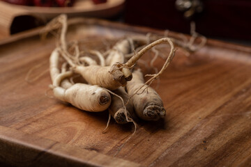 Ginseng, wolfberry and jujube are in the wooden plate