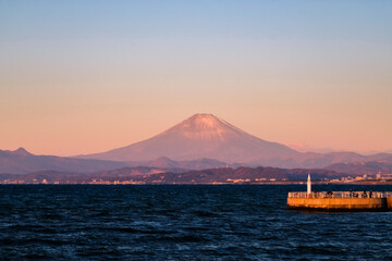 神奈川県、江の島弁天橋から眺める早朝の富士山