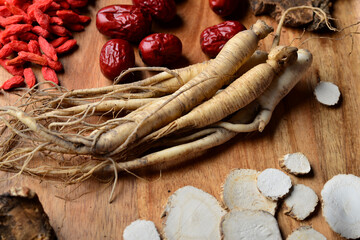 Ginseng, wolfberry and jujube are in the wooden plate