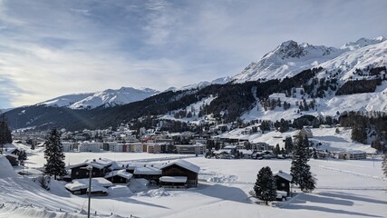 Fototapeta na wymiar view into the valley of Davos Dorf including Parsenn with blue sky and plenty of snow