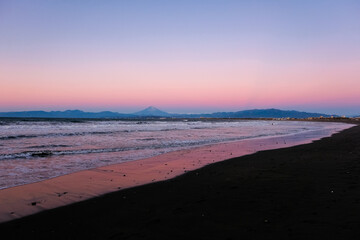 神奈川県、片瀬海岸から見る早朝の相模湾と富士山