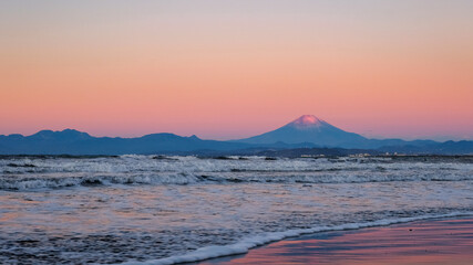 神奈川県、片瀬海岸から見る早朝の相模湾と富士山