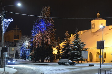 Staszów zimą , Staszów zima 2021 , Zima 2021 . Staszów , Staszów nocą w zimie , śnieg w  Staszowie ,kościół w Staszowie , ulice Staszów , Rynek Staszów © Szymon