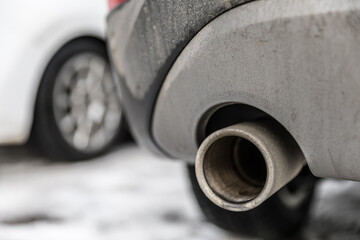 Auspuff Nahaufnahme, dreckiges Auto im Winter mit Schnee.