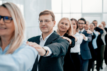 Obraz premium close up. happy businesswoman standing in front of her business team.
