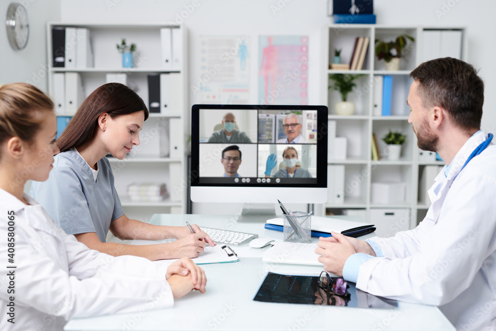 Aufkleber group of practitioners consulting with colleagues during online communication