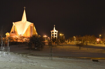 Staszów zimą , Staszów zima 2021 , Zima 2021 . Staszów , Staszów nocą w zimie , śnieg w  Staszowie ,kościół w Staszowie , ulice Staszów , Rynek Staszów © Szymon